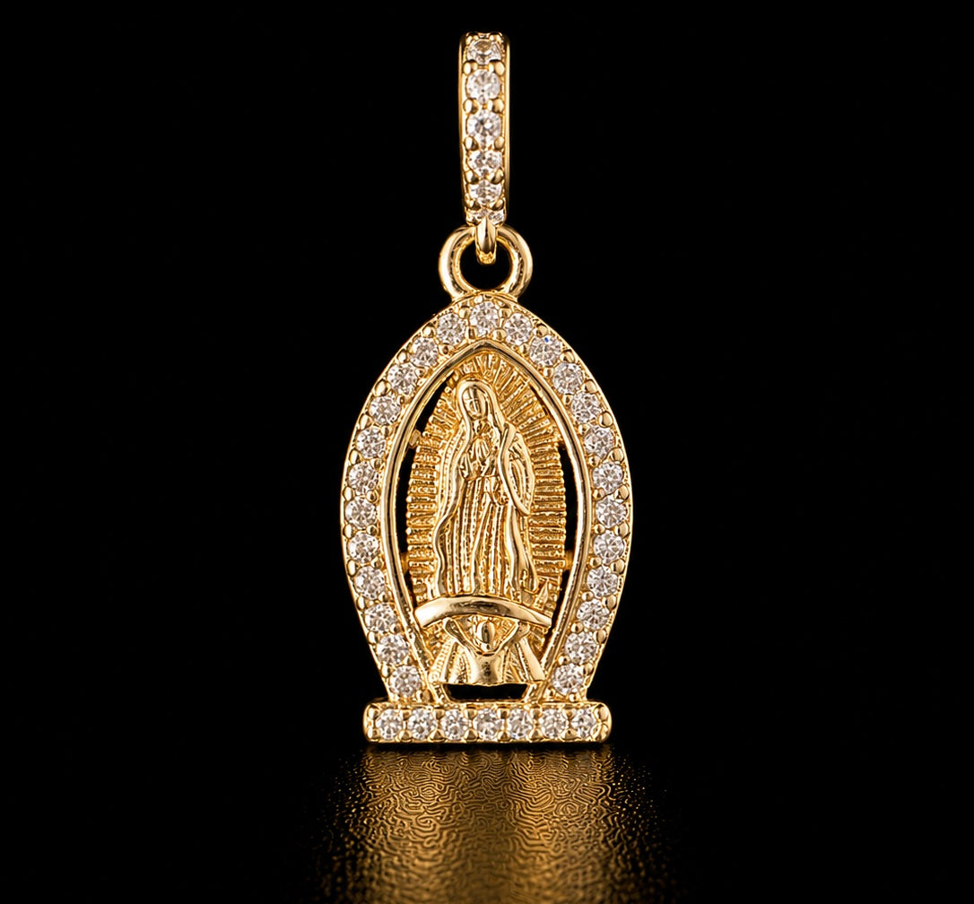 Dije Virgen de Guadalupe en oro laminado 18k con cristales sobre fondo negro